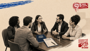 Reunião de negociação em torno de uma mesa com os documentos Acordo Coletivo e Propostas, selo 5 anos de luta do Comitê Popular de Luta em Defesa da Caixa